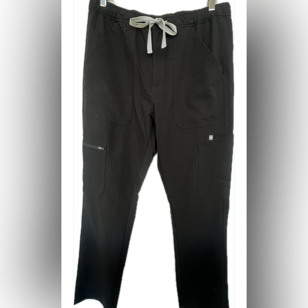 FIGS Cario cargo Scrub bottoms in Black - Mens size M